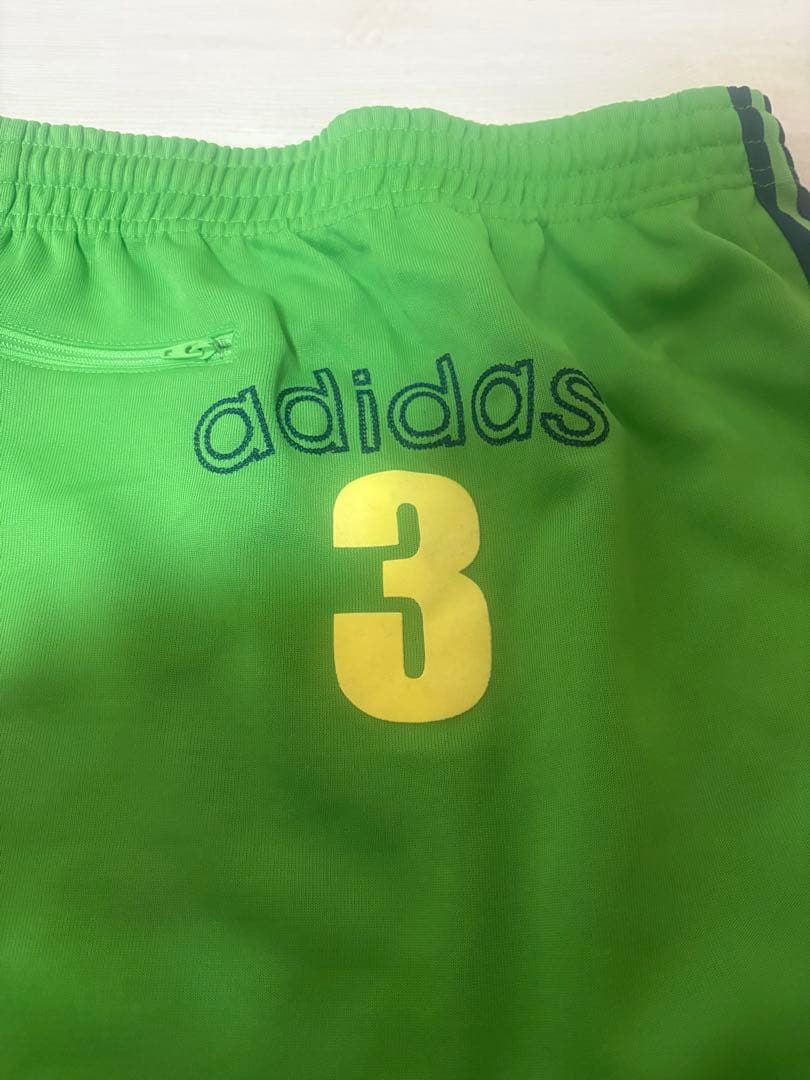 adidas ラインスカート　緑　ジャージ素材　海外ガール