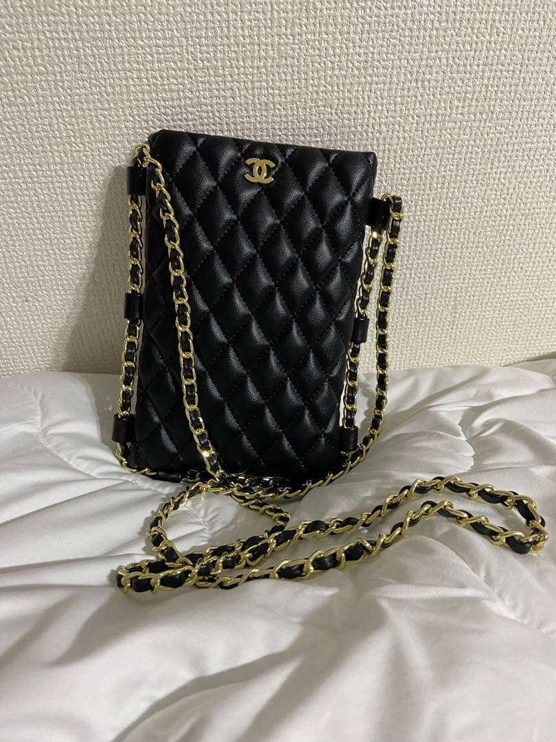 CHANELノベルティ　チェーンスマホショルダー