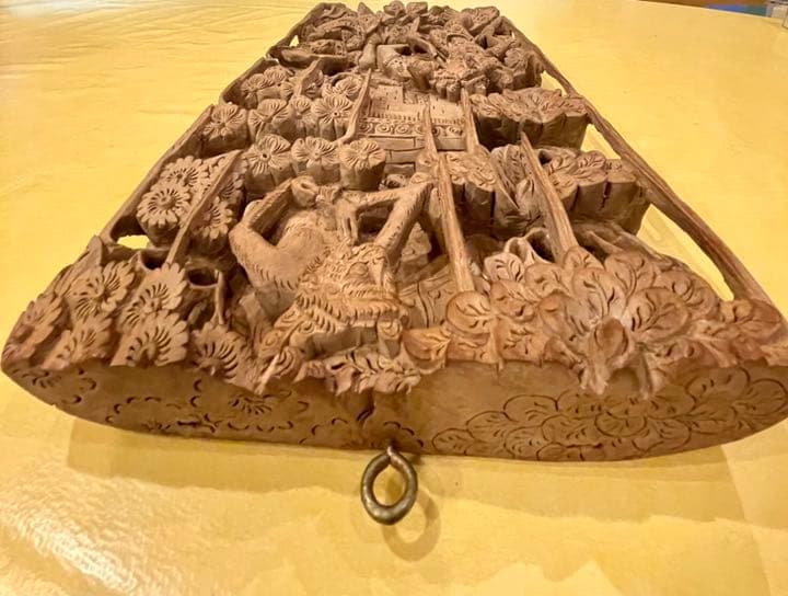 インドネシアの木彫りのレリーフ