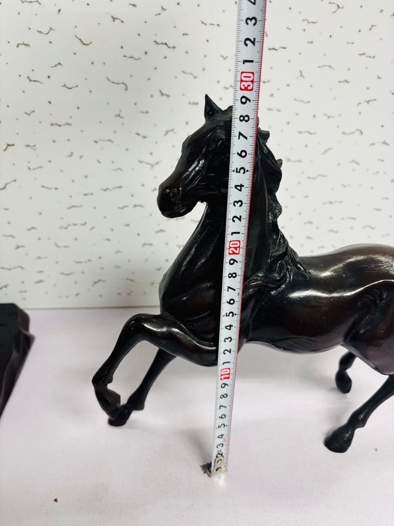 金属製・馬・置物　木製台座付き