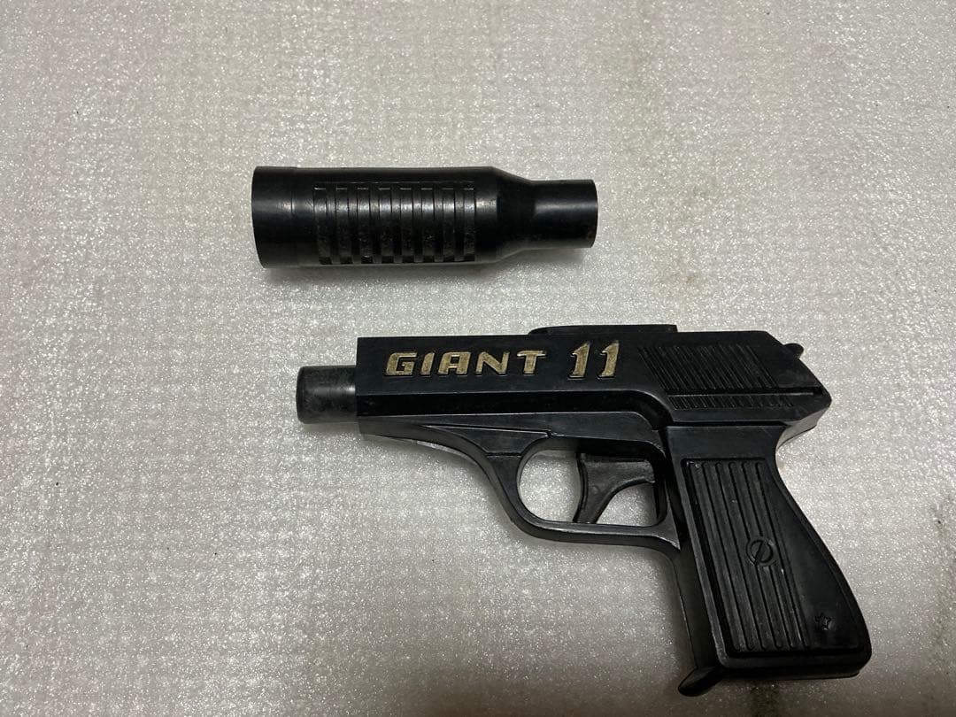 駄菓子屋のおもちゃピストル／GIANT11。【蓋が欠品　プラスチック製】。