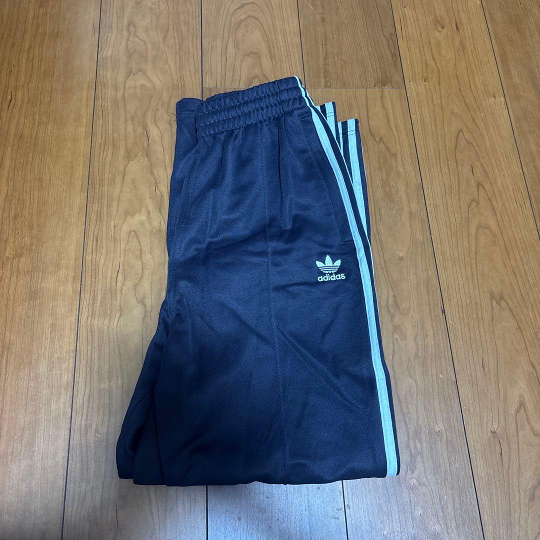 adidasOriginalトラックパンツ