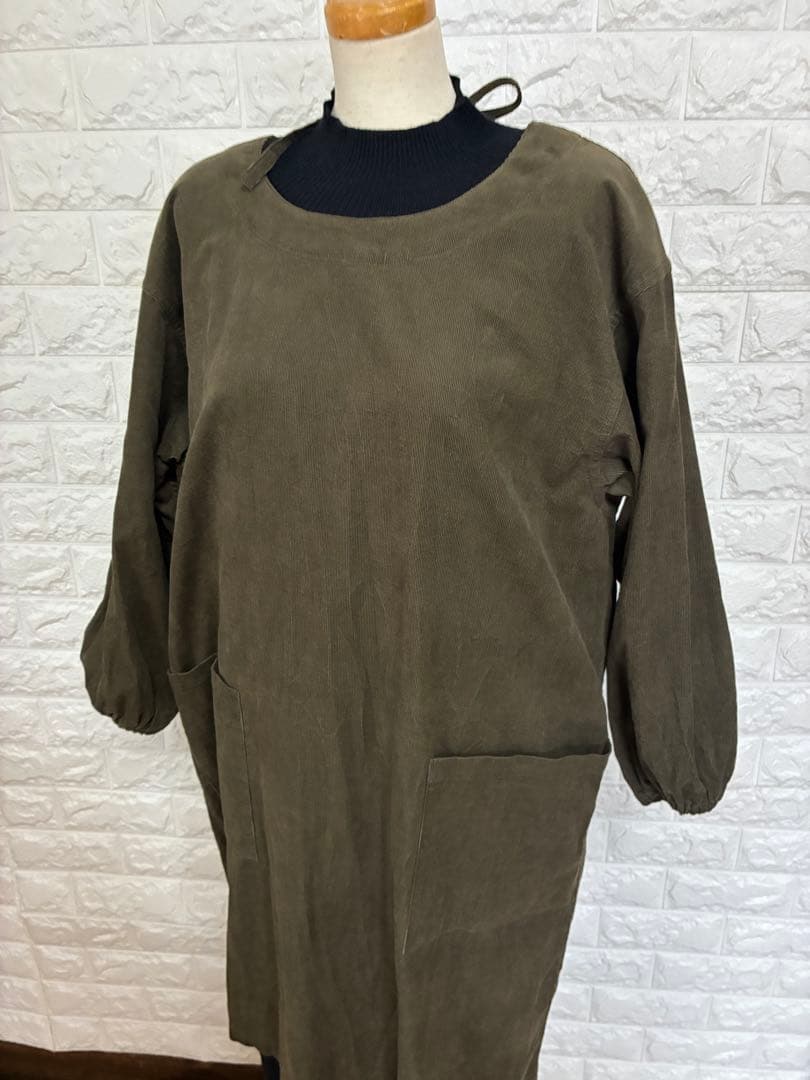 新品　即日発送❣️寒い日のコールテンオリーブグリーン 割烹着 長袖 ポケット付き