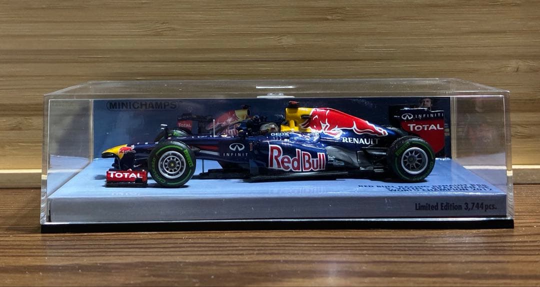 ミニチャンプス1/43レッドブルRB8 S.ベッテル 2012年WC