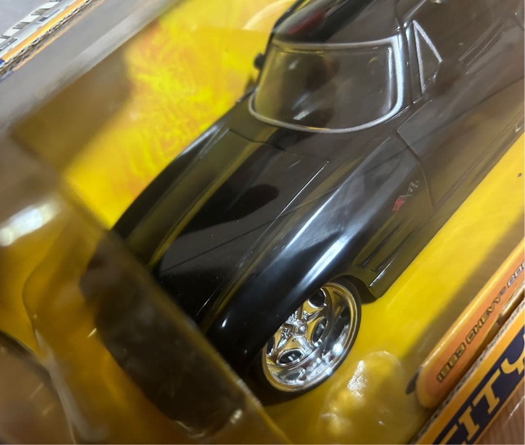 ミニカー 1983 CHEVY CORVETTE STING RAY 1/24