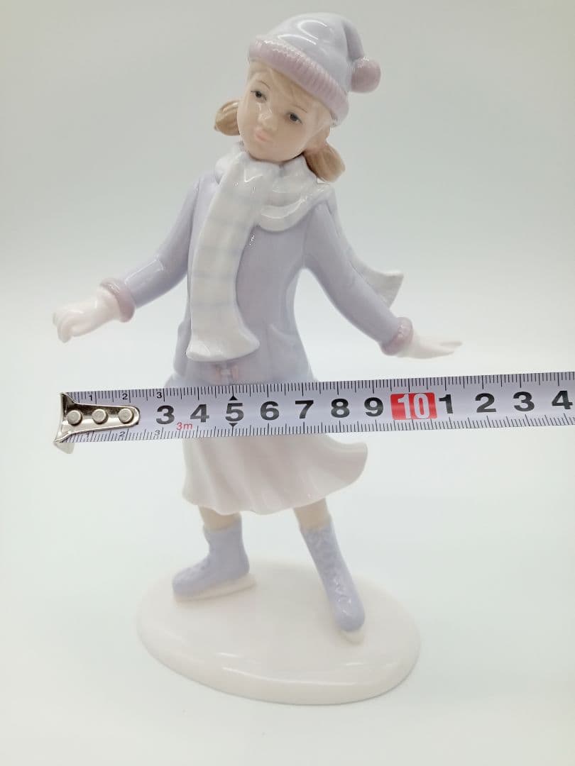 冬の少女像 陶器製 薄紫色