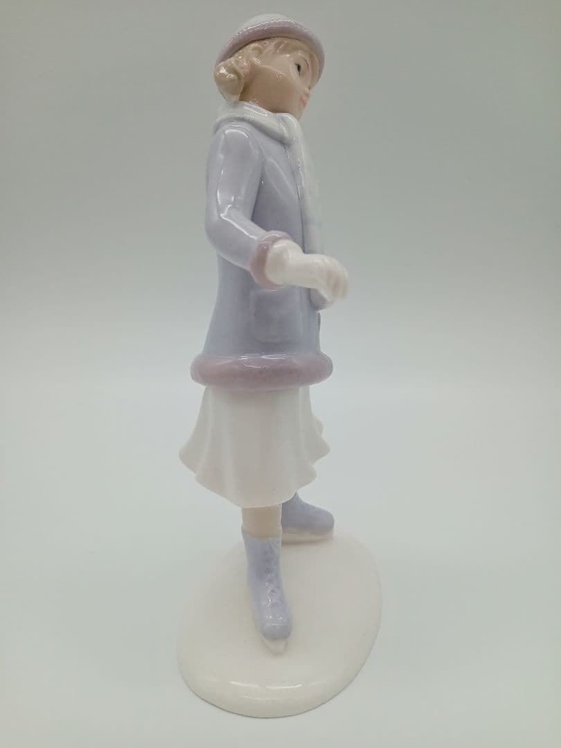 冬の少女像 陶器製 薄紫色
