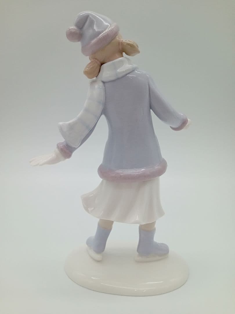 冬の少女像 陶器製 薄紫色