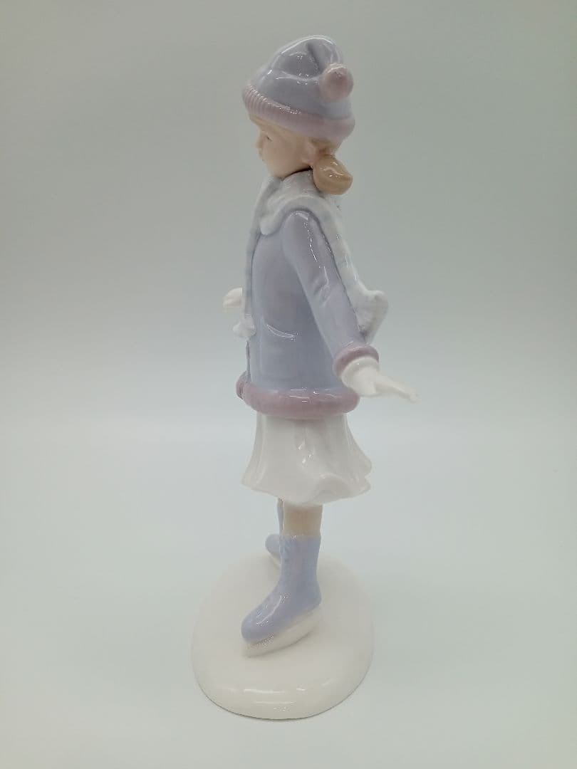 冬の少女像 陶器製 薄紫色
