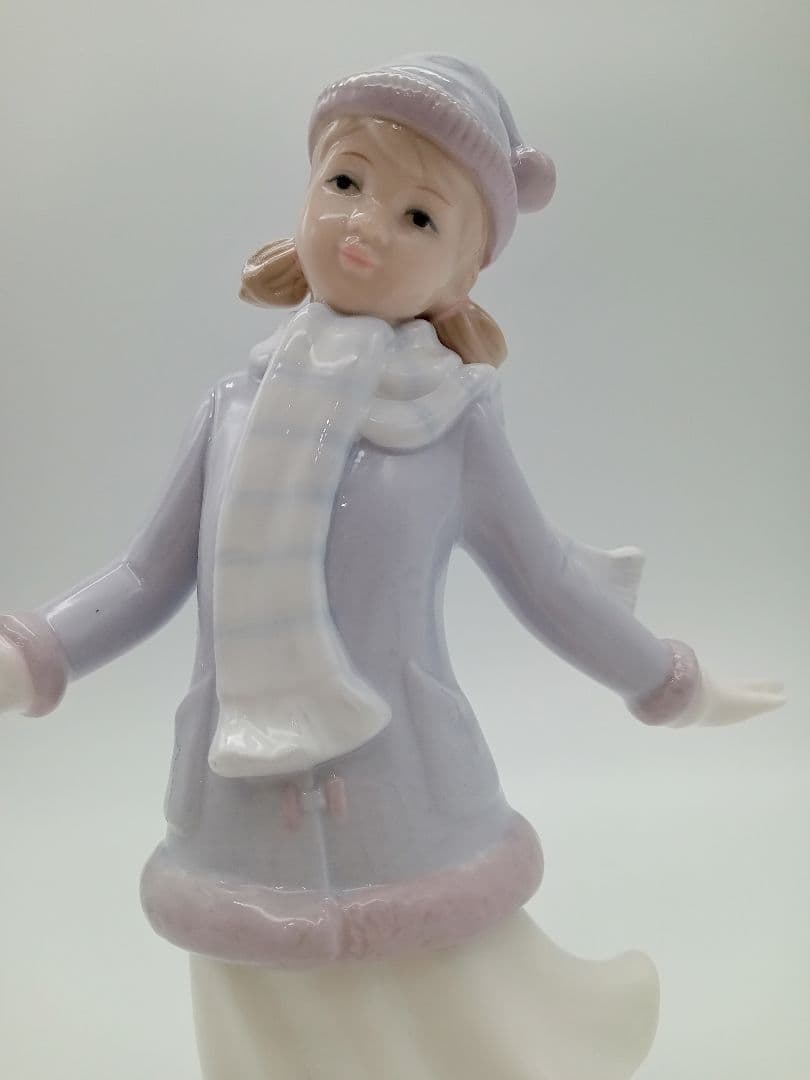 冬の少女像 陶器製 薄紫色