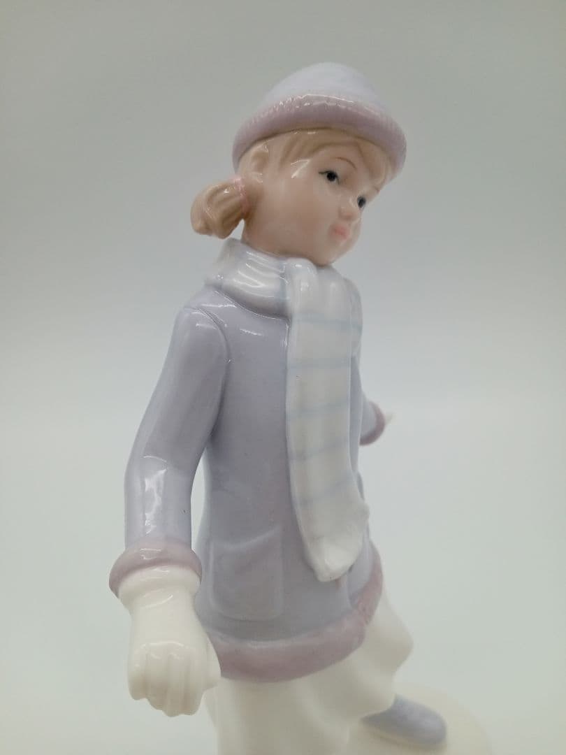 冬の少女像 陶器製 薄紫色