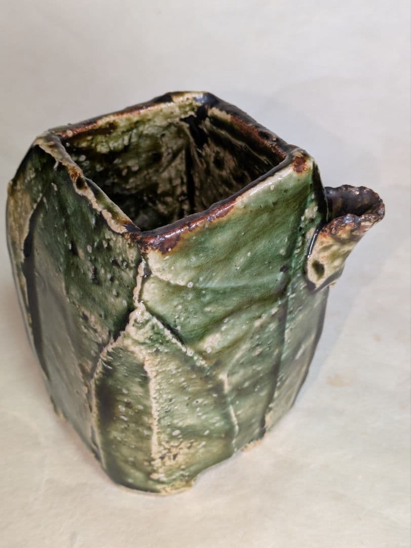 作家　橋口信弘作　織部　片口　四ツ足　角形　注器