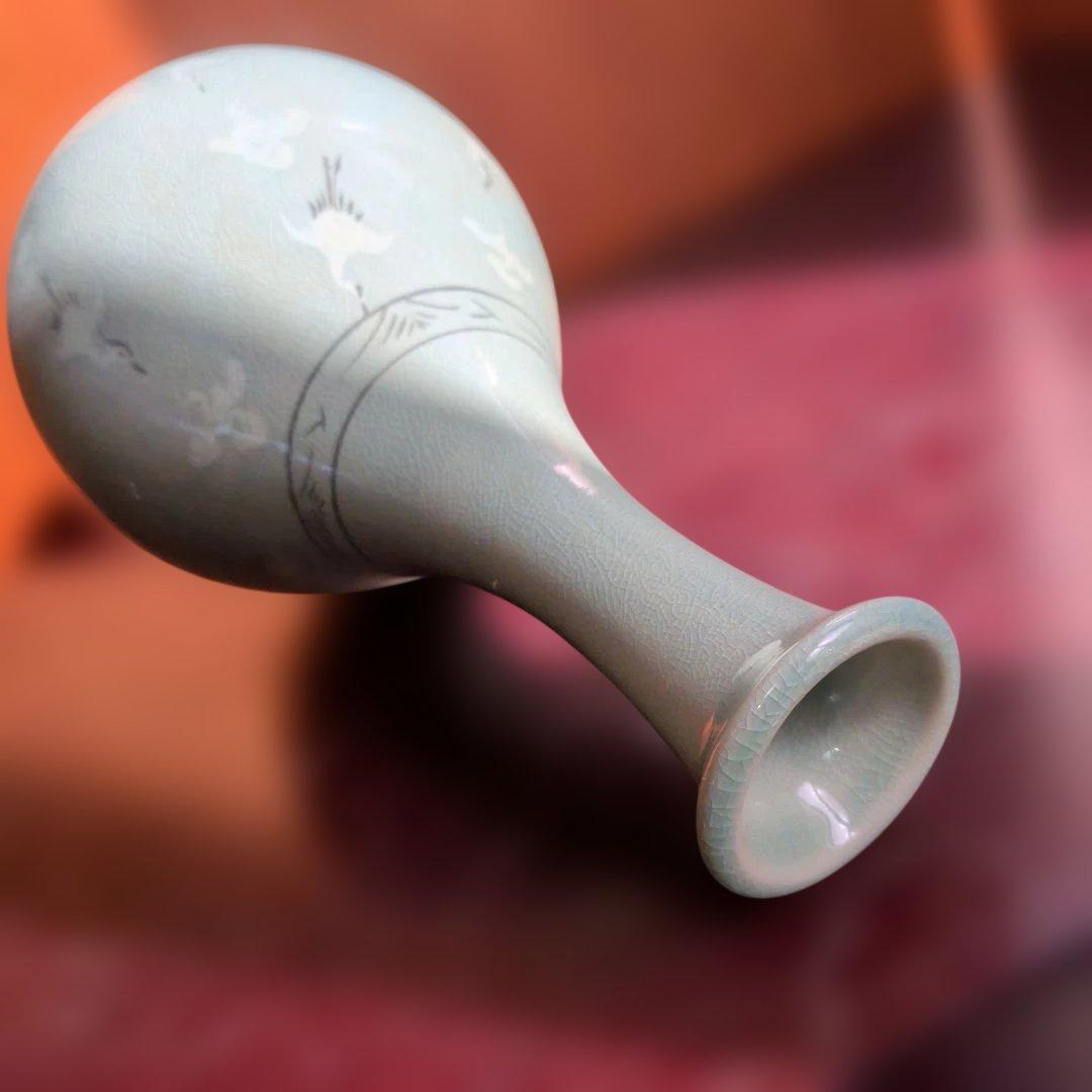 淡い緑色の鶴絵陶器花瓶