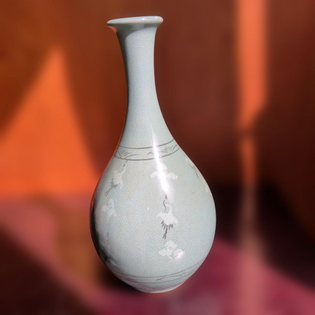 淡い緑色の鶴絵陶器花瓶