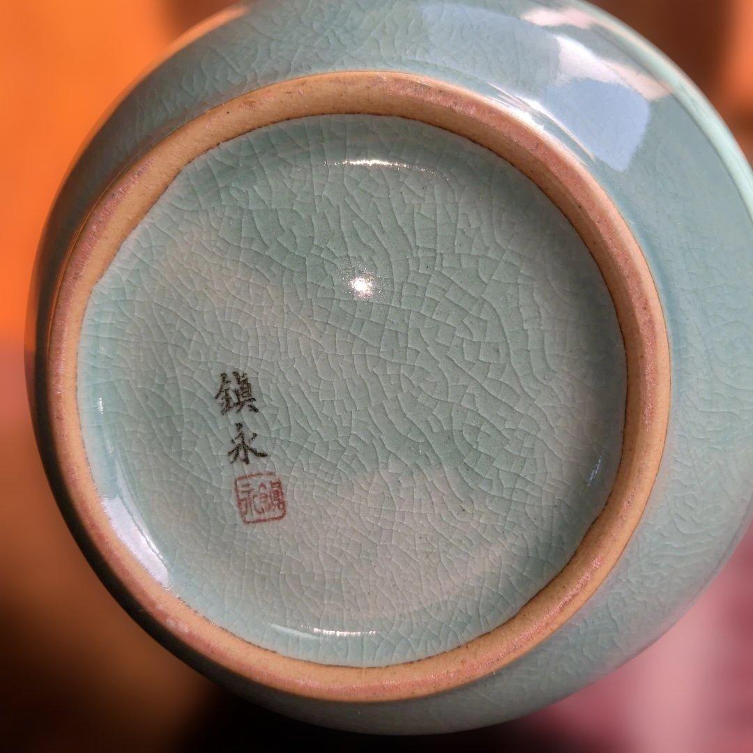 淡い緑色の鶴絵陶器花瓶