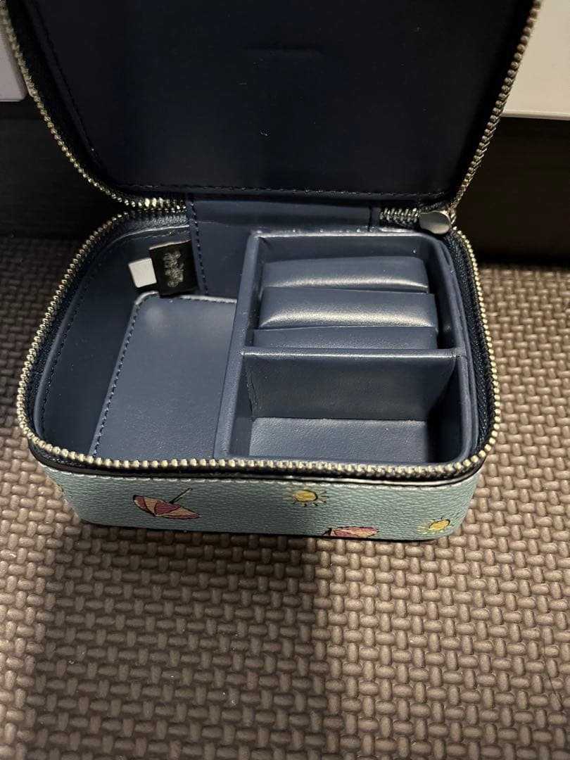 未使用　coach コーチ　アクセサリーケース　旅行にも　コンパクト　ポーチ