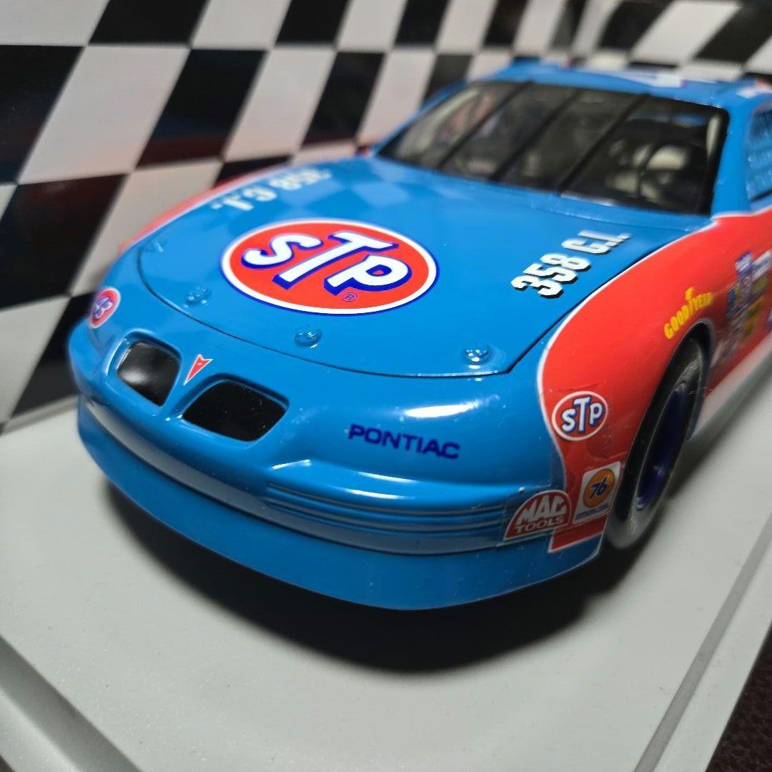 アメリカンマッスル NASCAR 1/18 Richard Petty STP