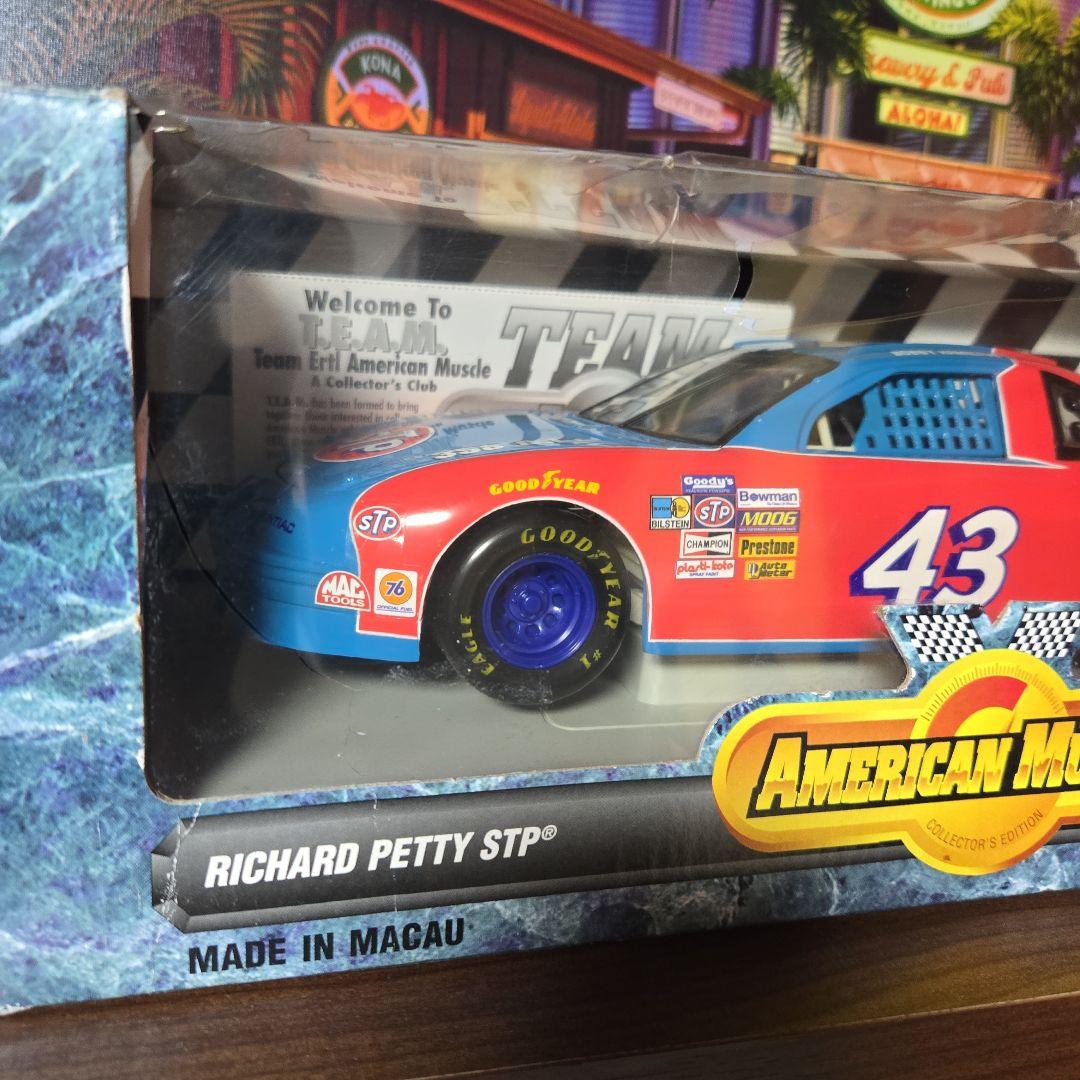 アメリカンマッスル NASCAR 1/18 Richard Petty STP