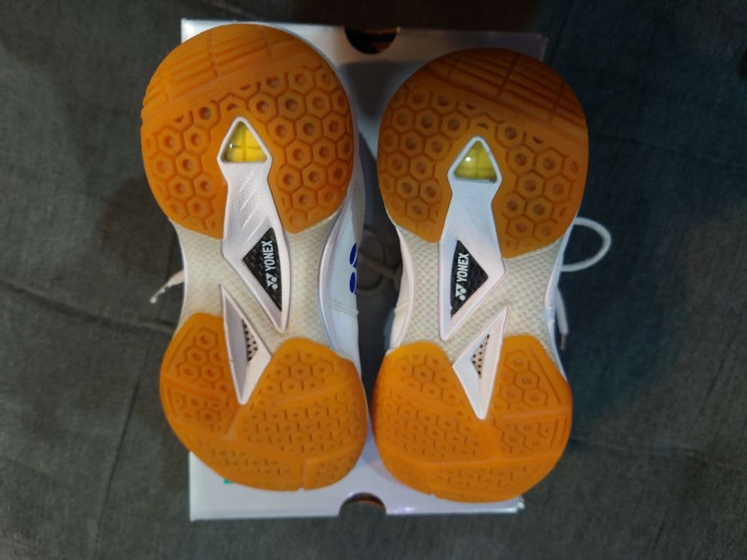 希少品YONEX75周年記念モデル　バドミントンシューズ75THパワークッション