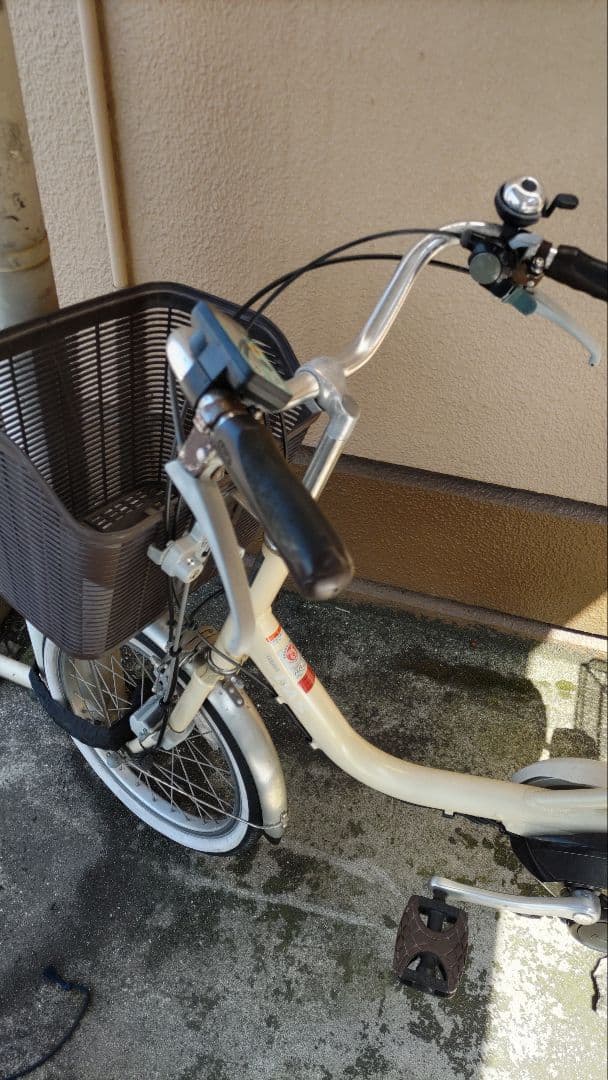 ホワイト三輪自転車 前面バスケット付き