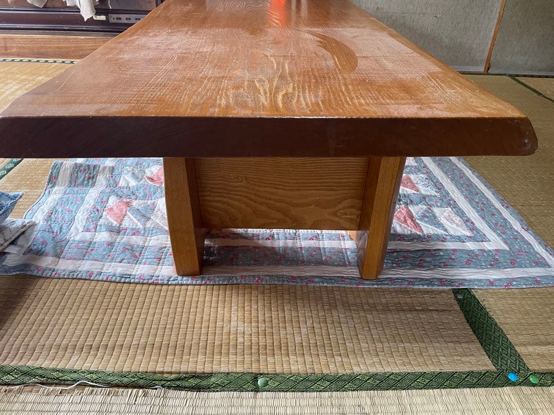 一枚板のテーブル