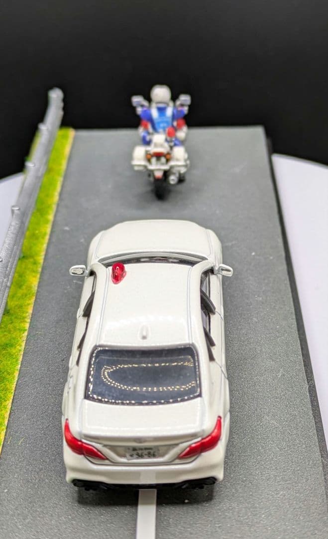 クラウン覆面パトカー＆白バイのジオラマ