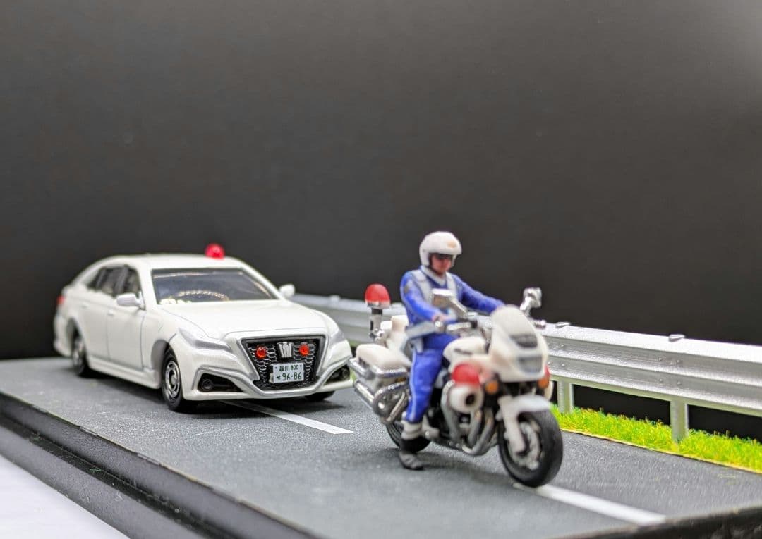 クラウン覆面パトカー＆白バイのジオラマ