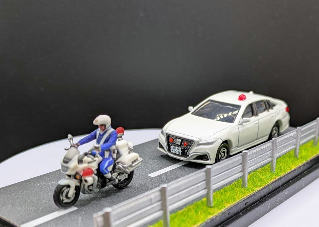 クラウン覆面パトカー＆白バイのジオラマ