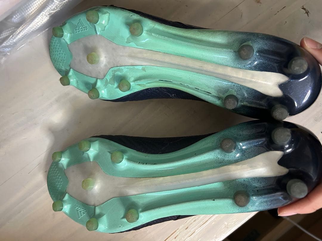 adidas ブラック スパイクシューズ