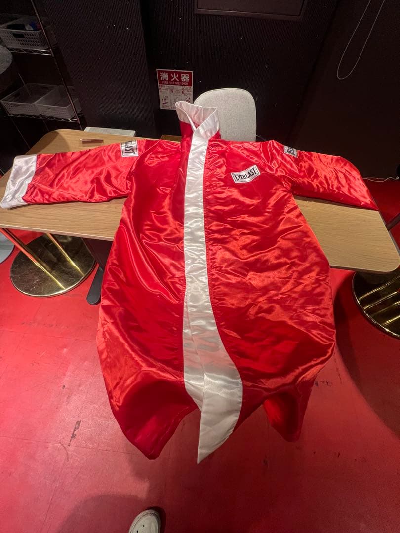 Supreme ボクシング　コート Lサイズ 赤