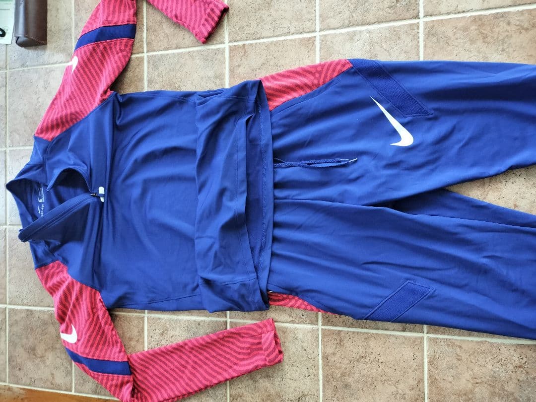 Nike 長袖ジャージとトレーニングパンツセット