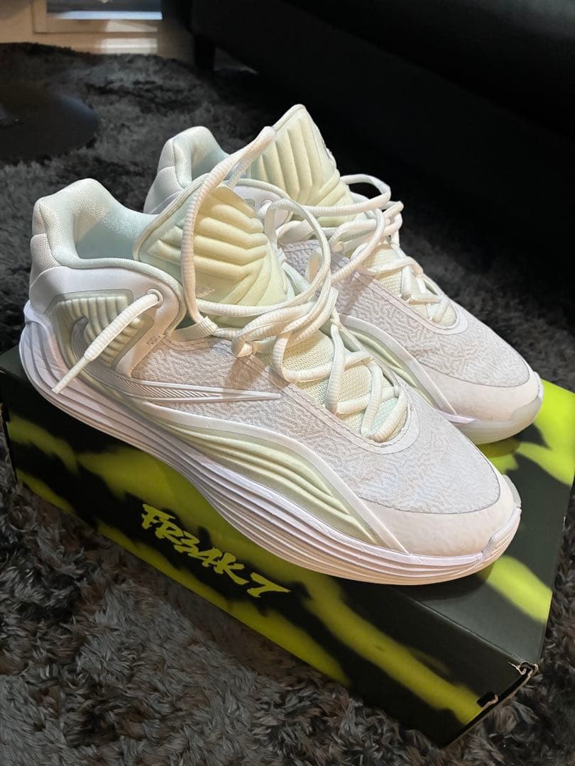 FREAK 7 ホワイト バスケットシューズ