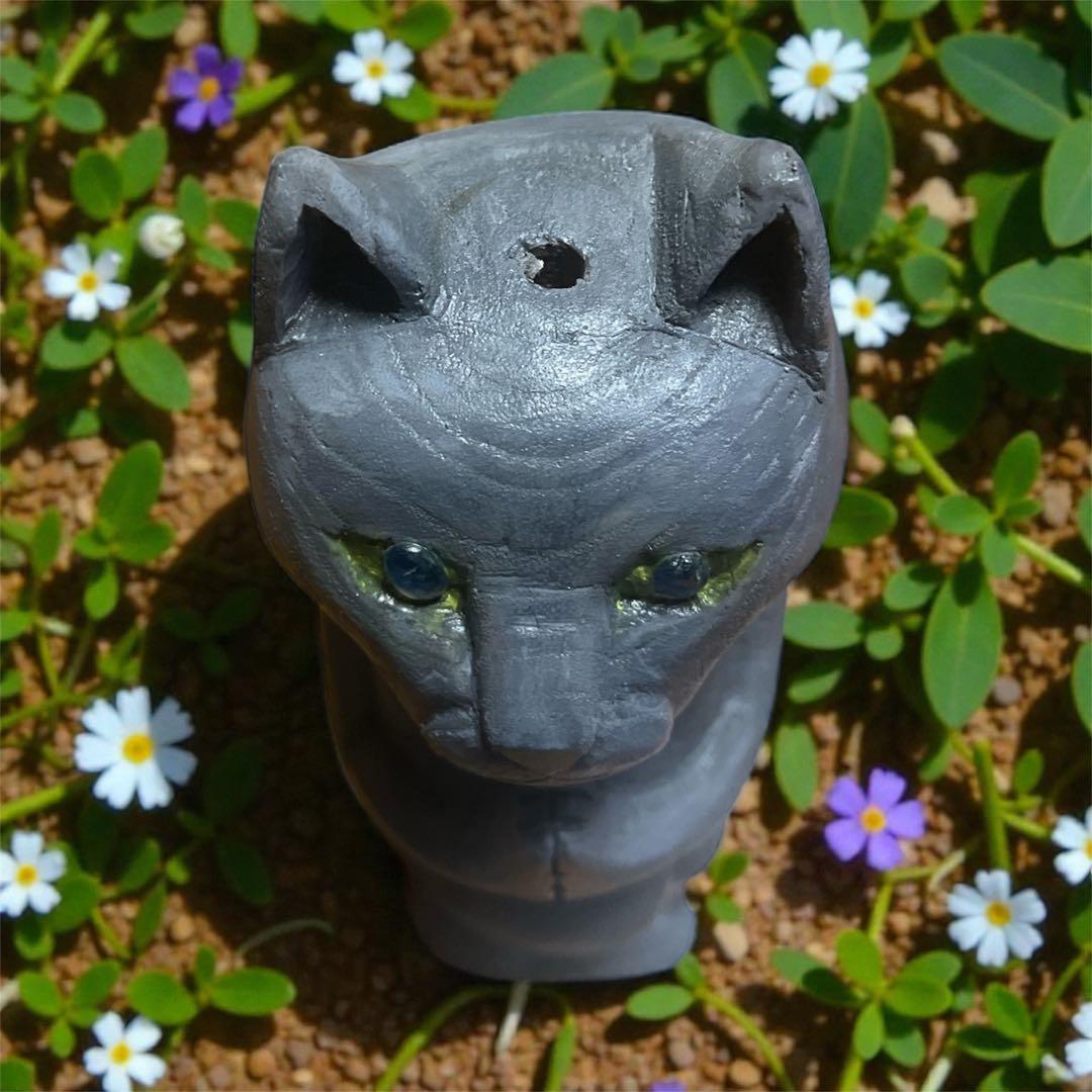 グレーの猫の木製置物　桐　手彫り