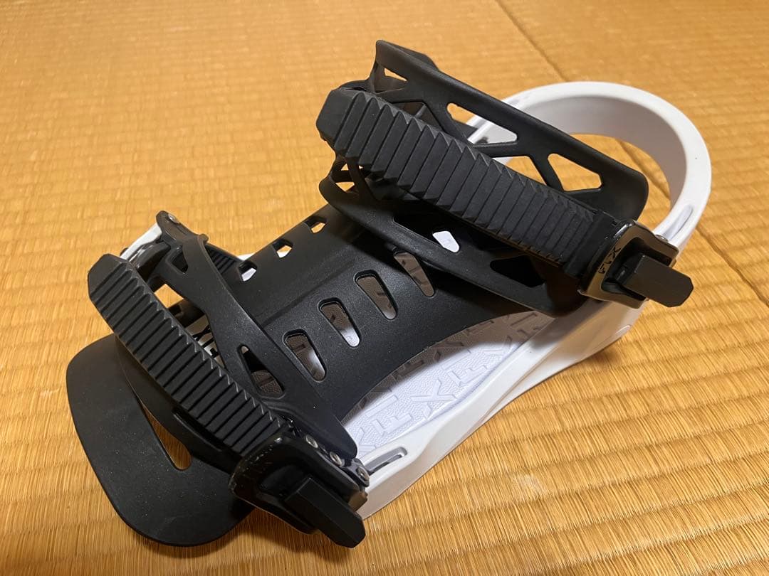 FIXスノーボード バインディング ブラック×ホワイト / ストラップ式 美品