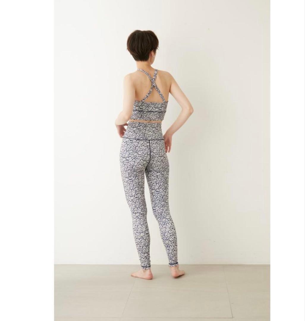 【美品】emmi yoga 花柄ウェアセット