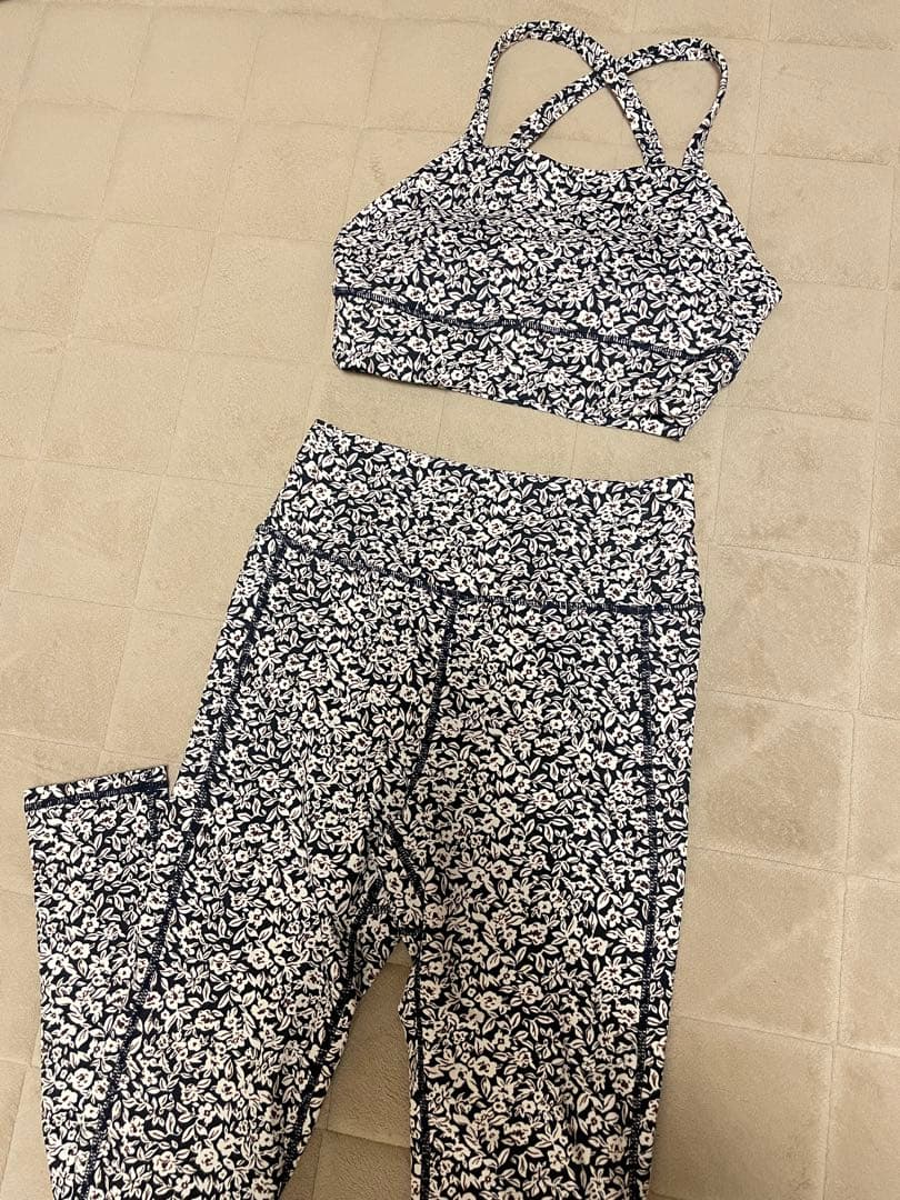 【美品】emmi yoga 花柄ウェアセット