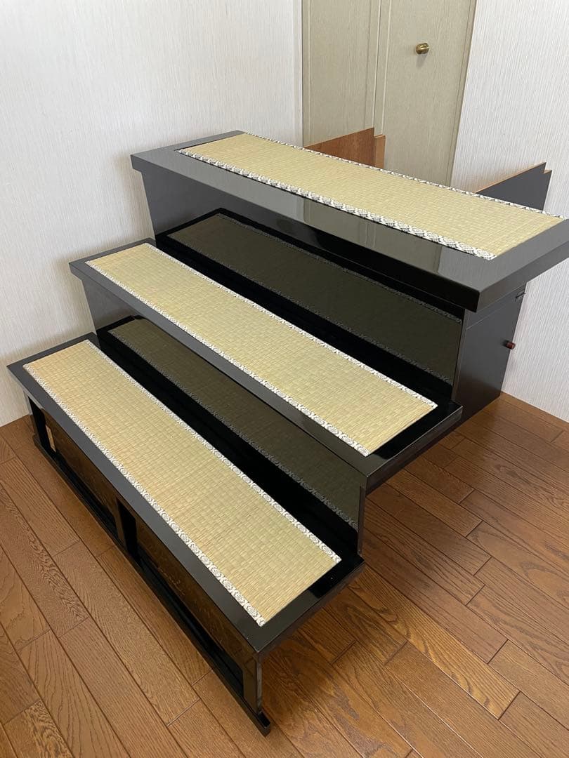 和風 3段 飾り棚 畳敷き 黒色 漆塗り風 骨董品 民芸家具　五月人形