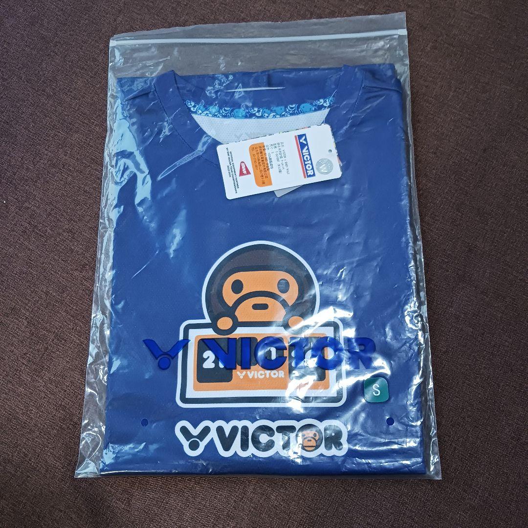 VICTOR x BABY MILO STORE® 　青Tシャツ　S
