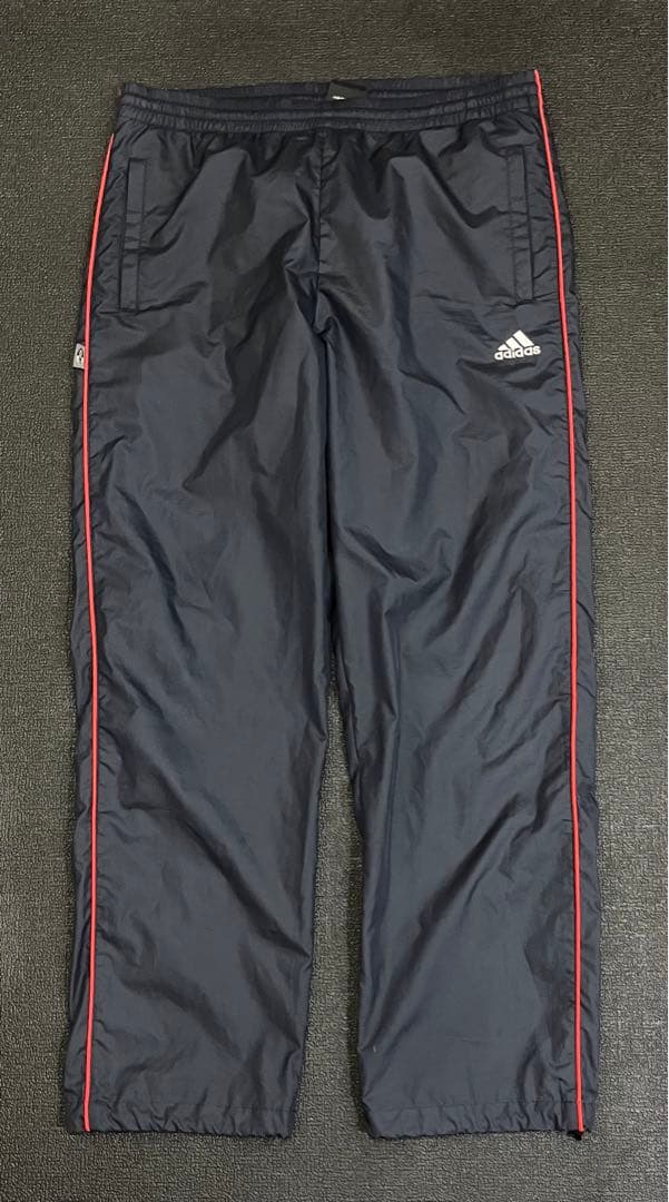 adidas パフォーマンスロゴ 万国旗　ナイロンセットアップ ダークグレー