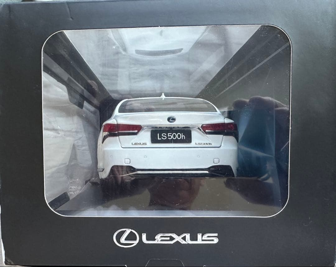 Lexus LS500h ホワイト 1/18ミニカー