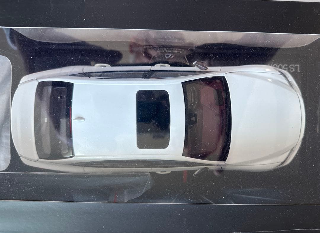 Lexus LS500h ホワイト 1/18ミニカー