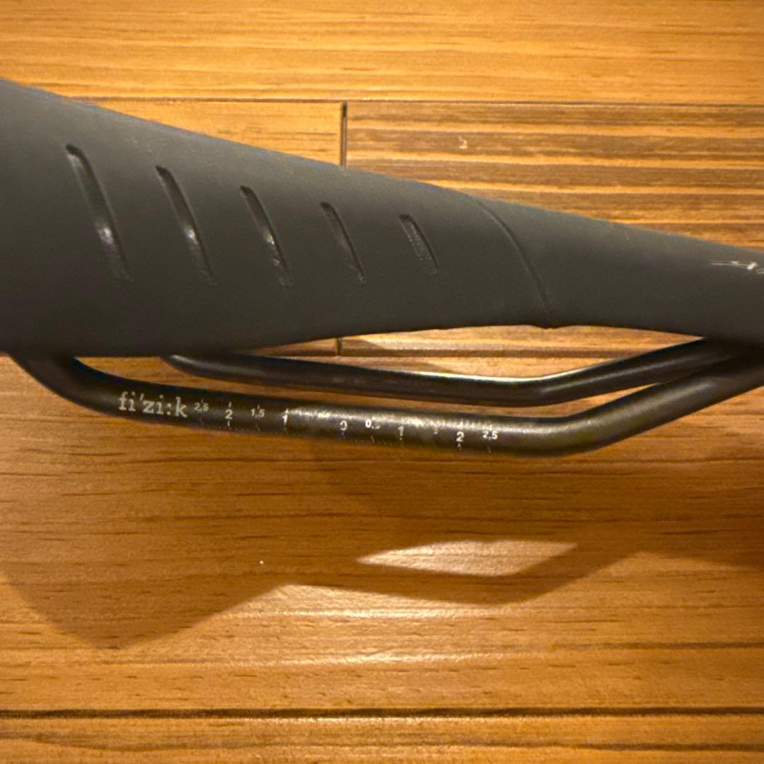 fi'zi:k Antares サドル R3