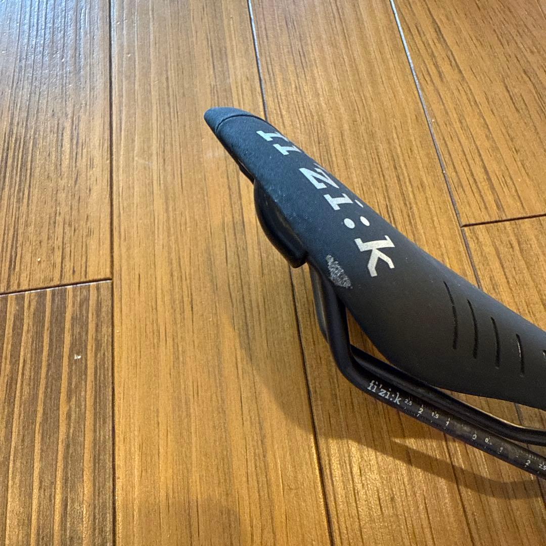 fi'zi:k Antares サドル R3