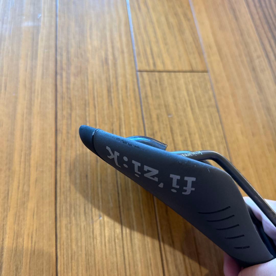 fi'zi:k Antares サドル R3