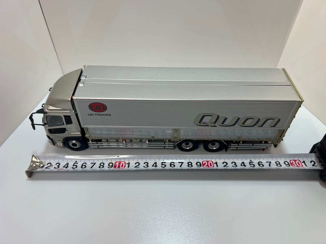 UDトラックス クオン 模型 大型トラック 精密モデル 箱あり スレ有　1/43