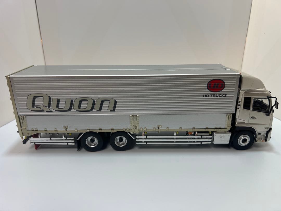 UDトラックス クオン 模型 大型トラック 精密モデル 箱あり スレ有　1/43