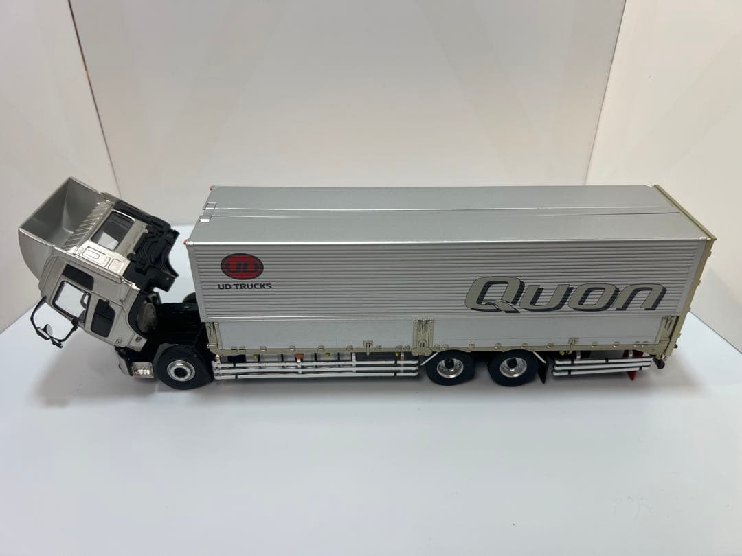 UDトラックス クオン 模型 大型トラック 精密モデル 箱あり スレ有　1/43