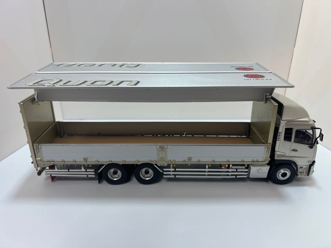 UDトラックス クオン 模型 大型トラック 精密モデル 箱あり スレ有　1/43