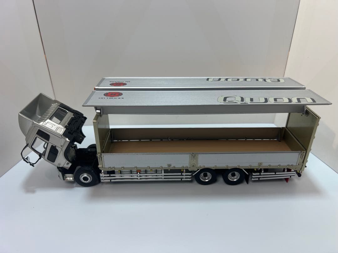 UDトラックス クオン 模型 大型トラック 精密モデル 箱あり スレ有　1/43