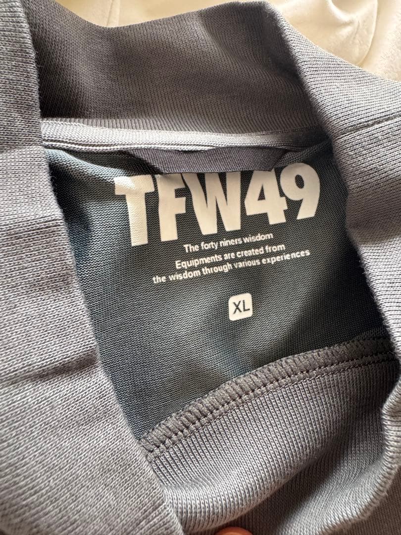 新品TFW49 グレー ハイネックシャツCHARCOAL